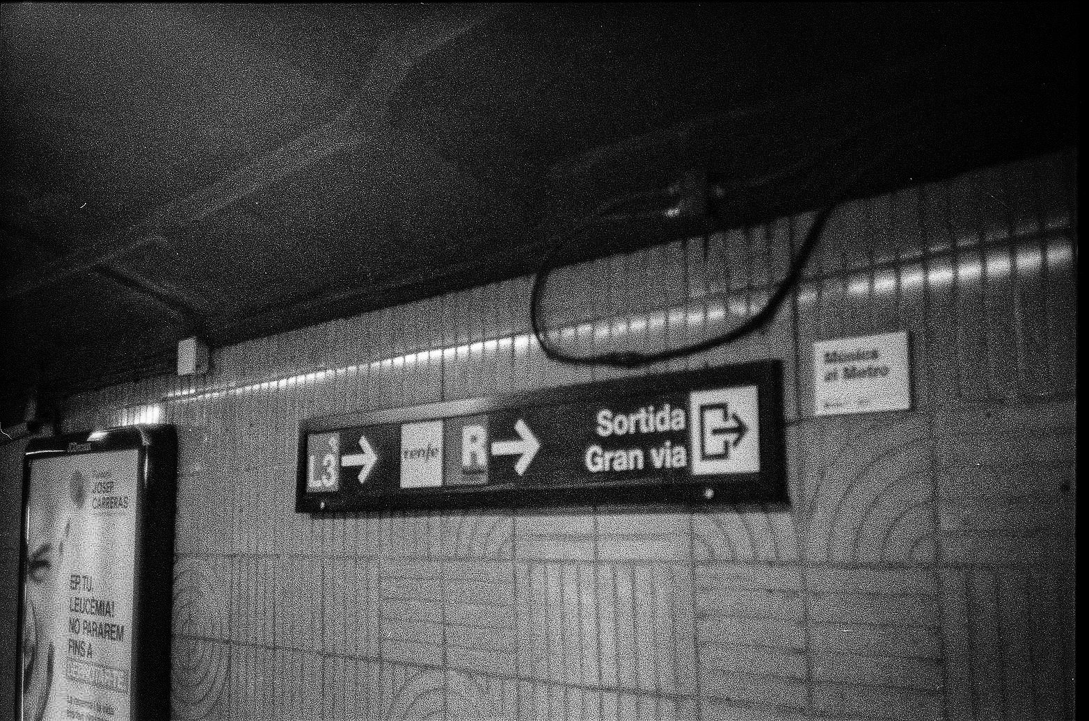 Interior transit corridor sign with L3, Sortida Gran via, and Mercat de Sant Antoni on a tiled station wall.